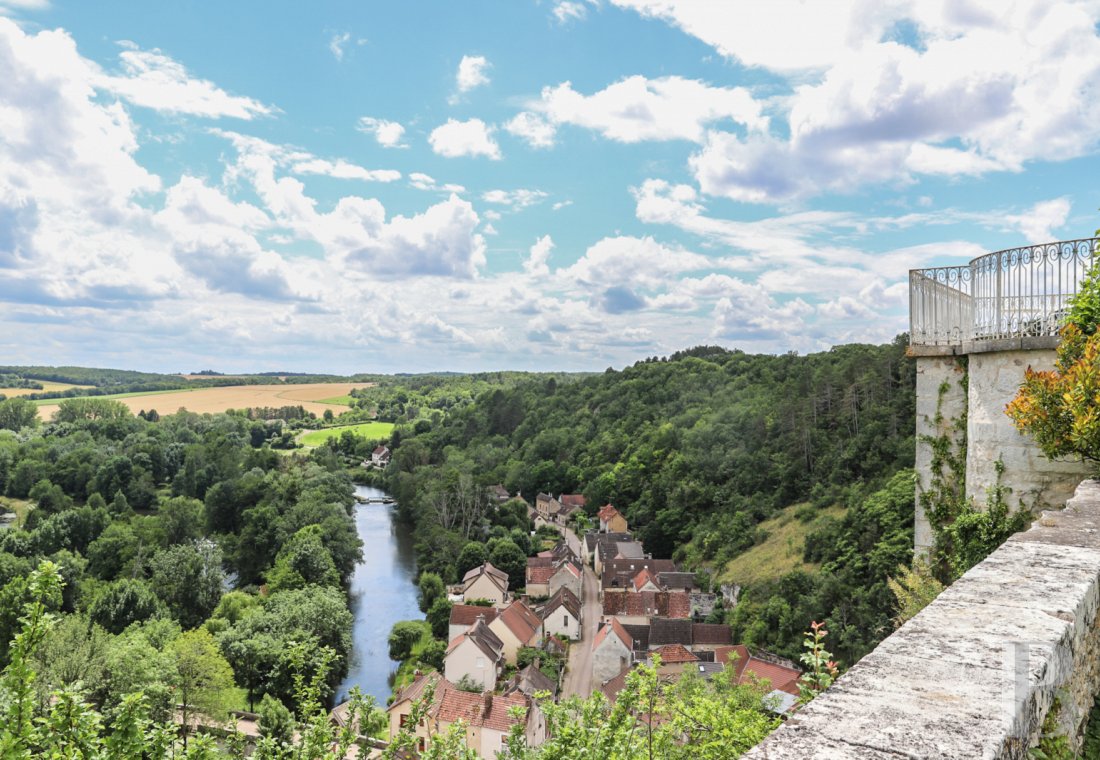 A chateau overlooking the Yonne from the edge of a cliff in Burgundy, not far from Vézelay - photo  n°5